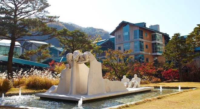 The works of world class sculptor Giugliano Vangi enhance the value of Konjiam Resort