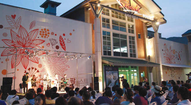Enjoy exciting concert through 4 seasons. Farm Fest Concert of Konjiam Resort