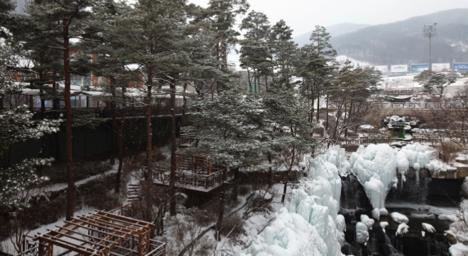 설경과 빙벽, 밤에는 조명 연출이 장관인 겨울의 생태하천