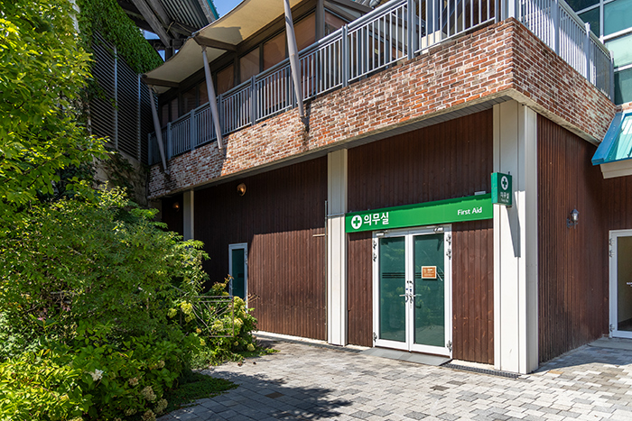 응급조치 및 구급상비약이 비치되어 있는 리조트 단지 내 의무실2 - 확대보기